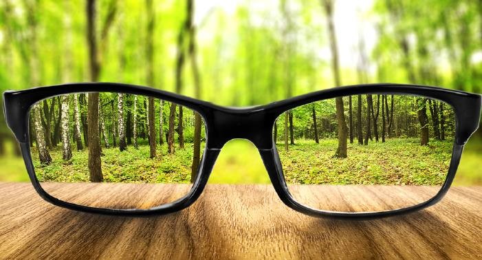 Одним из наиболее распространённых способов коррекции зрения по-прежнему является ношение очков