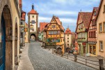 Rothenburg - In der nördlichen Hälfte Bayerns gelegen, ist diese Stadt ein wahres Kleinod, umgeben von einer beeindruckenden Stadtmauer drängen sich hier kleine Gässchen aneinander und es scheint als wäre hier im Mittelalter die Zeit stehen geblieben. 