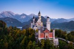 Замок Нойшванштайн. Пожалуй, самый известный замок в мире находится на юге Германии, недалеко от австрийской границы. Если Вы остановились в Баварии или Баден-Вюртенберге, стоит обязательно посетить эту жемчужину Альп.